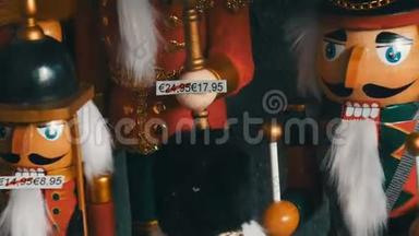 挂着价签的童话胡桃夹子和白色猫头鹰在圣诞市场的橱窗上旋转的木偶